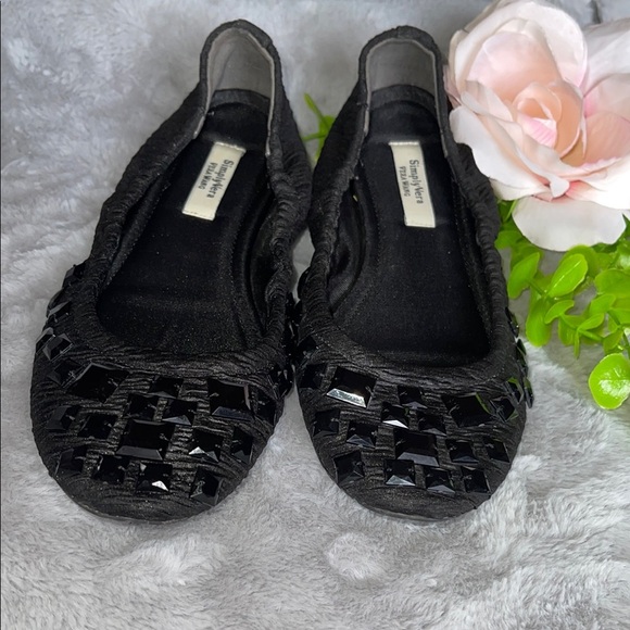 Simply Vera Vera Wang Black Flats with Woven Design - Picture 1 of 8
